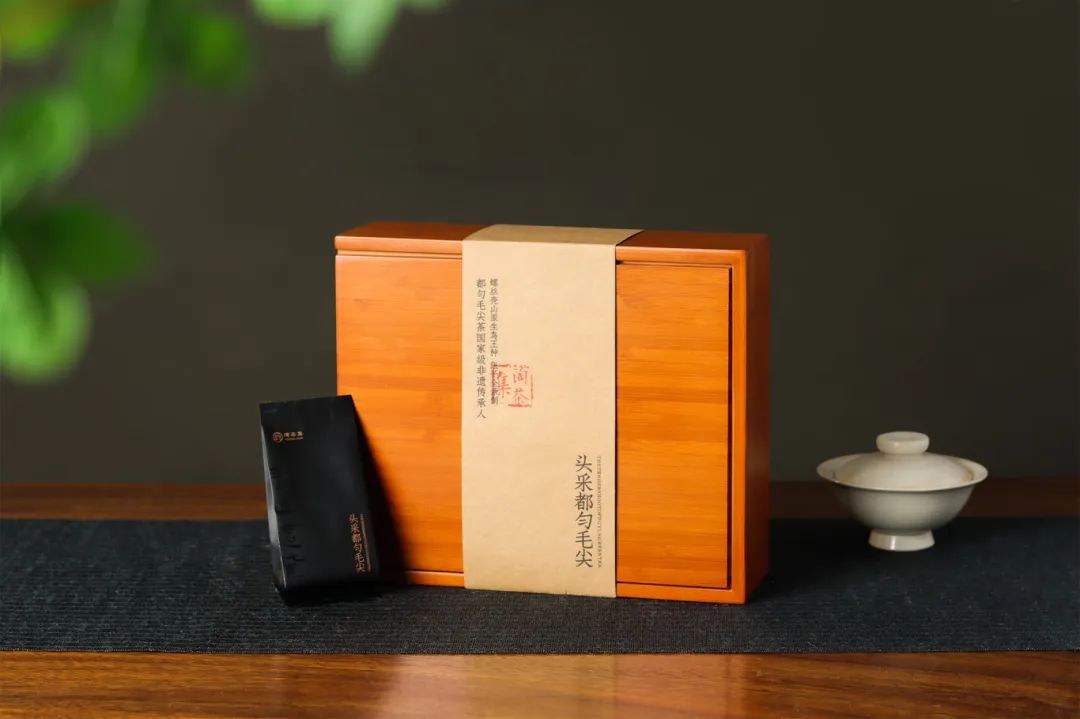 整体汤感甘甜顺滑,竟有绿茶少有的中馗,喉韵绵绵.