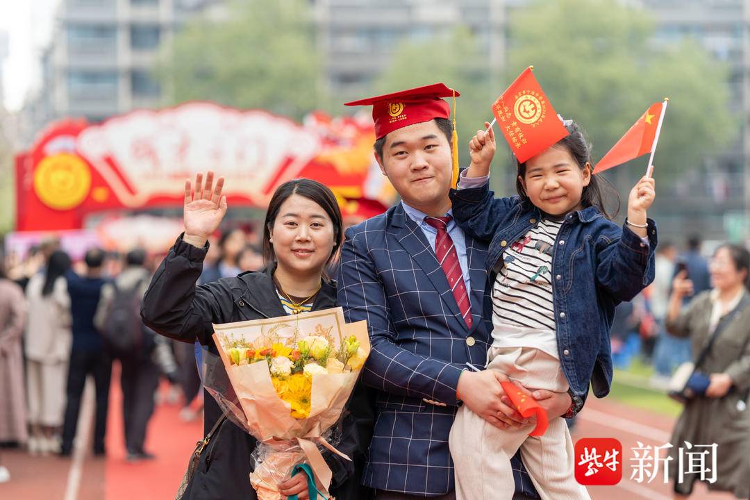 班主任化身"邮差"骑车来收信,南京市宁海中学成人仪式