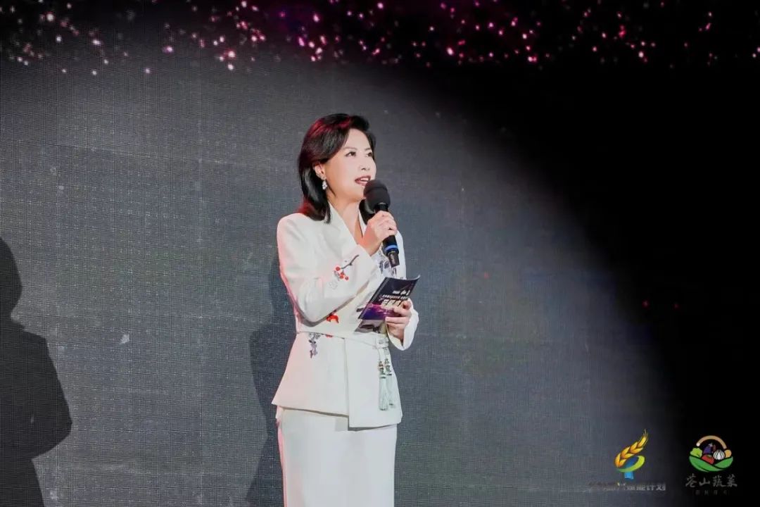 "乡村振兴赋能计划十大ip"上台为大家介绍中国农影主持人张玮为品牌的