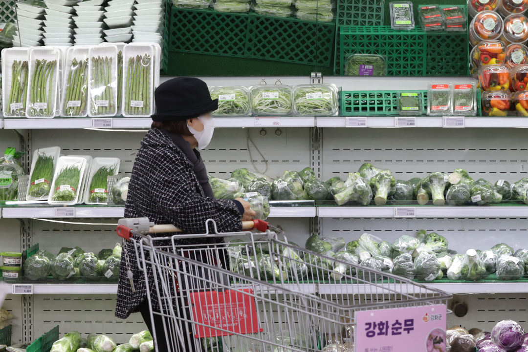 当地时间3月17日，韩国首尔，市民在一家大型超市购物。（视觉中国）