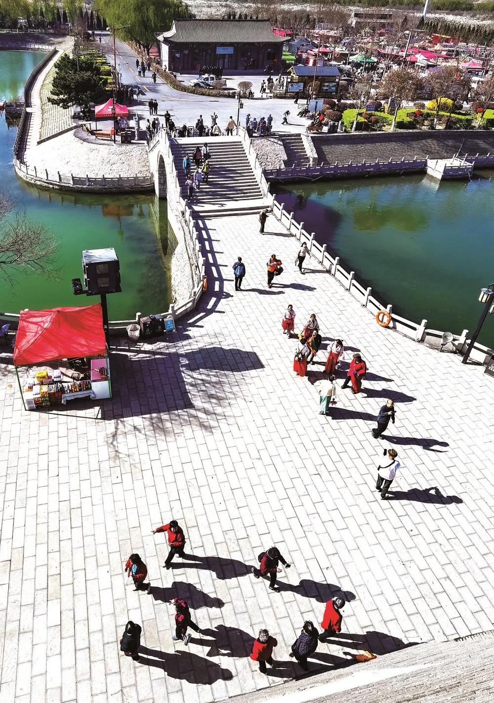 魏县墨池礼贤台前留影.  南德豪/摄