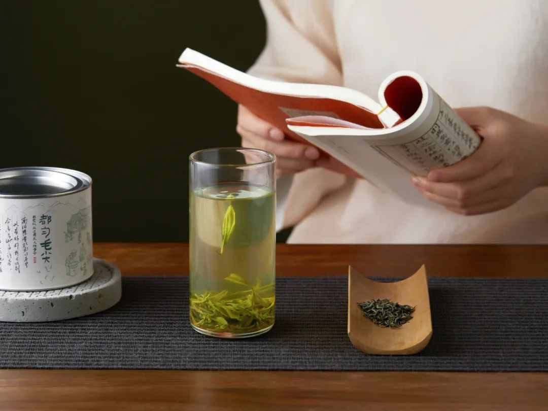 都匀毛尖,属绿茶类中的炒青绿茶,又名"鱼钩茶",是中国十大名茶之一.