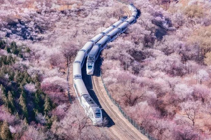 北京市郊铁路s2线长城号 视觉中国 供图