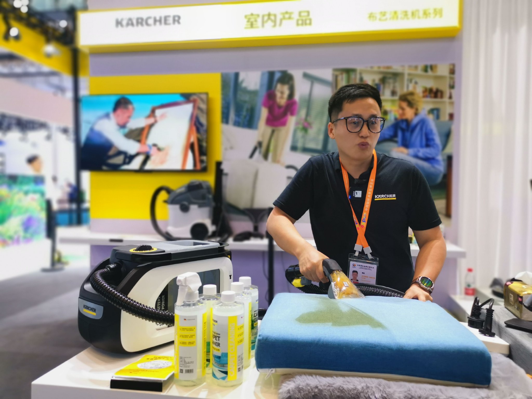     卡赫中国工作人员展示锂电布艺清洗机功能。郭冀川/摄