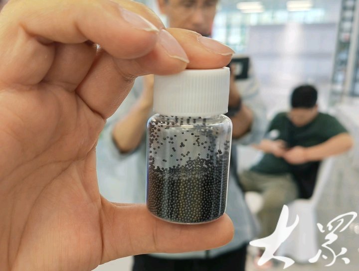 "以这种1毫米的氮化硅陶瓷轴承球为例,主要使用在微型的牙钻上使用,每