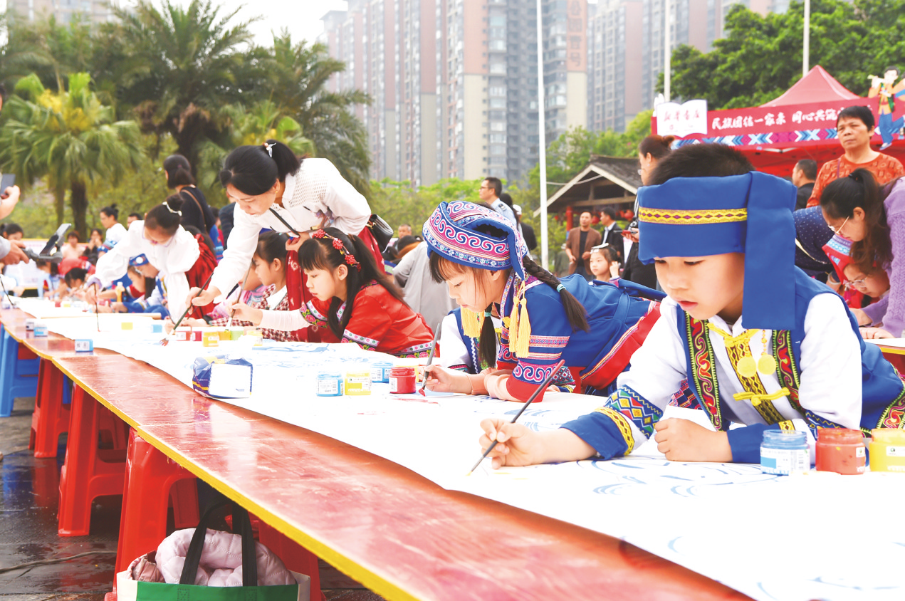 百米长卷绘锦绣广西暨民族团结进步宣传月活动在宾阳县凤凰湖广场举行