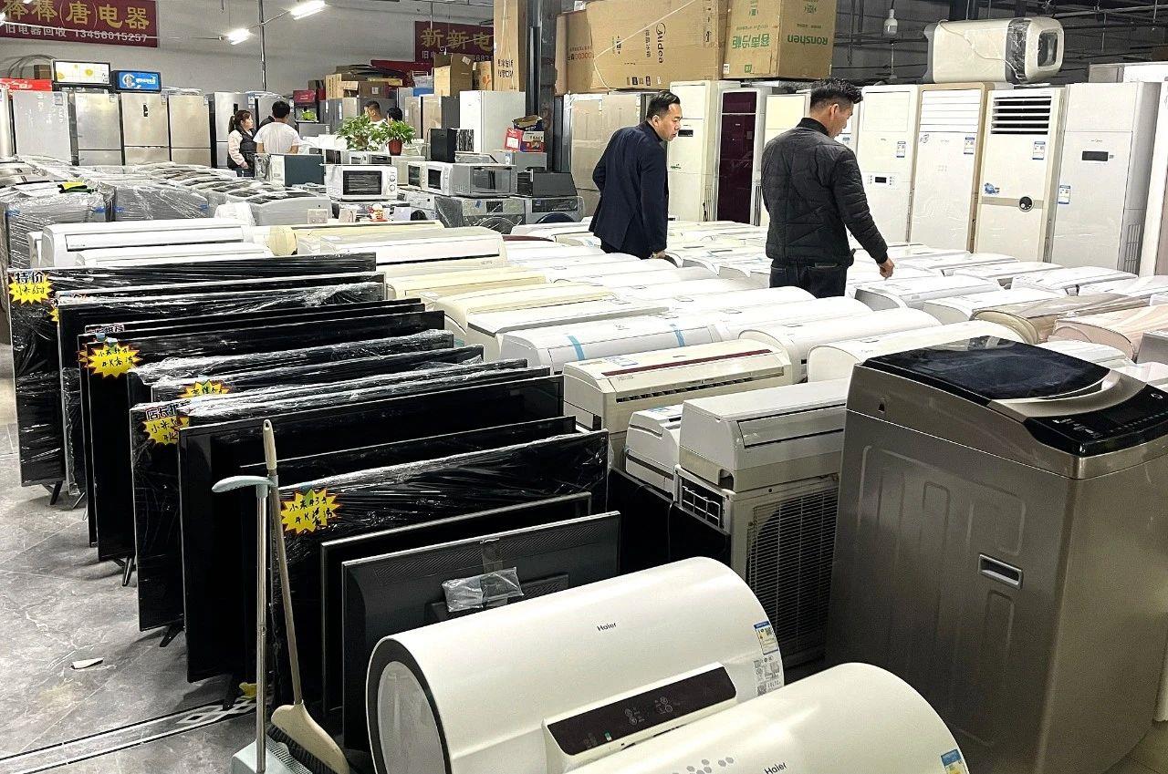 2024年4月5日,河北廊坊,燕福达建材市场内回收的旧家电.