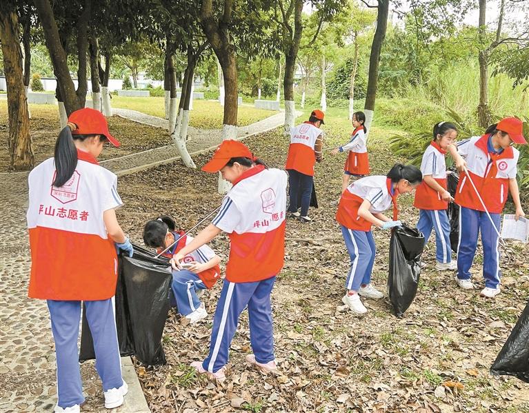 沙坣社区组织学生志愿者进行环保清洁实践.
