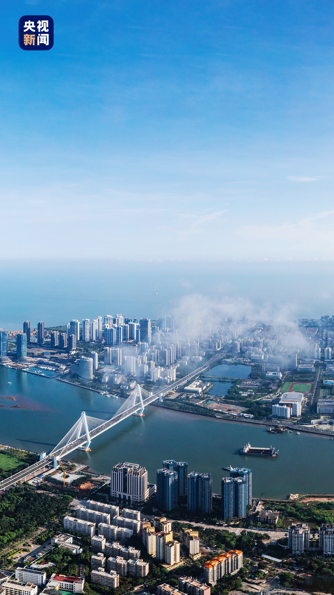 海口世纪大桥,全长2663米,将海甸岛与主城区相连接,在广阔的大海