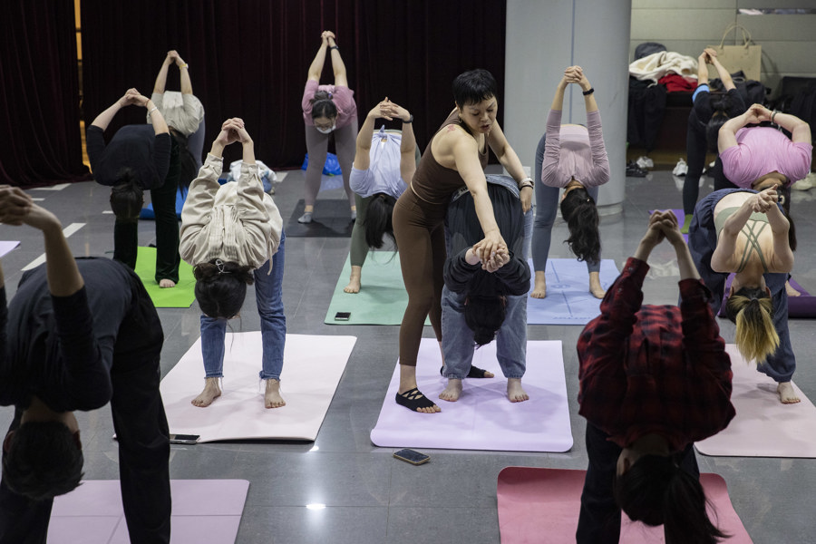 瑜伽课来了男学员,潮流与传统在市民夜校碰撞|上海市_新浪财经_新浪网