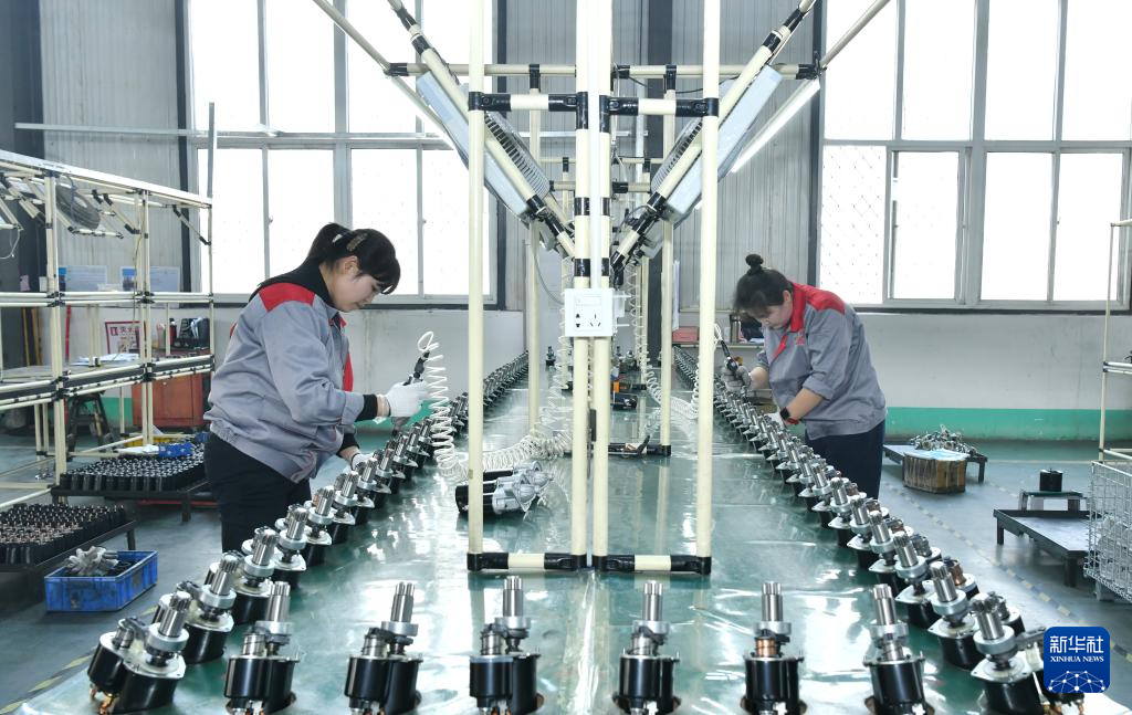 4月11日,河北省河间市一家再制造企业的工人在汽车零部件生产线上工作