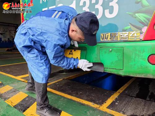 市公交集团经营三部车队技术科负责人程泽文正在打磨公交车外侧创伤处。记者梁淑芳摄