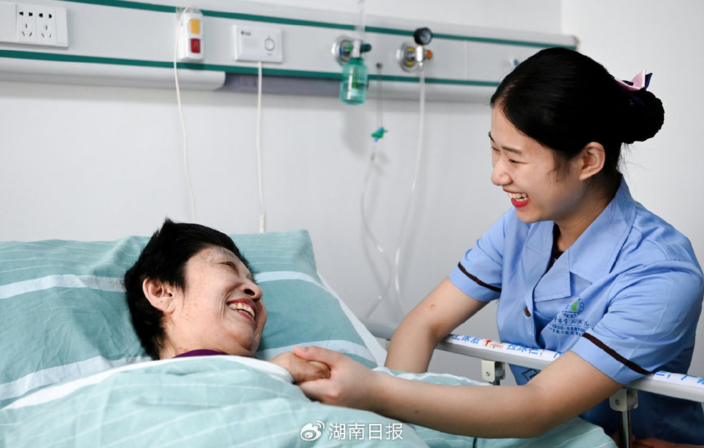 —市六医院的长护病房内,护理人员与失能老人沟通交流