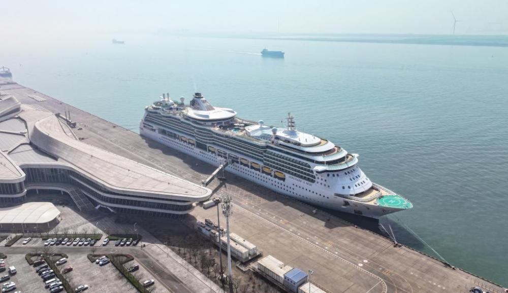 4月7日，“海洋旋律”号邮轮停靠在天津国际邮轮母港（无人机照片）。新华社记者 孙凡越 摄