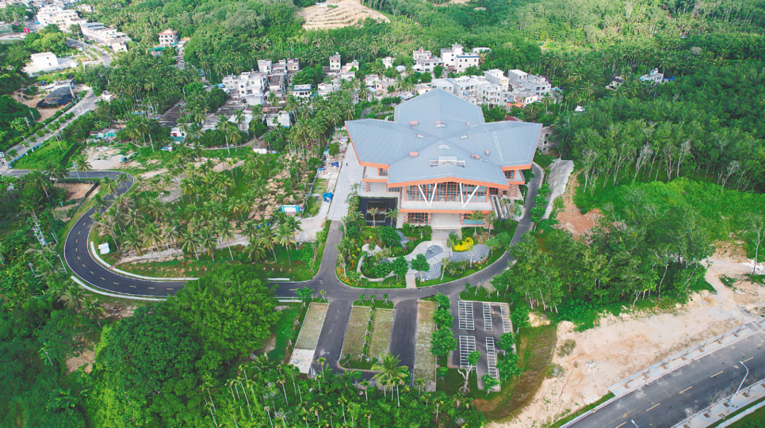 全球招商大会并不少见,武汉,深圳等地均有举办,但是一个"县"当主角却