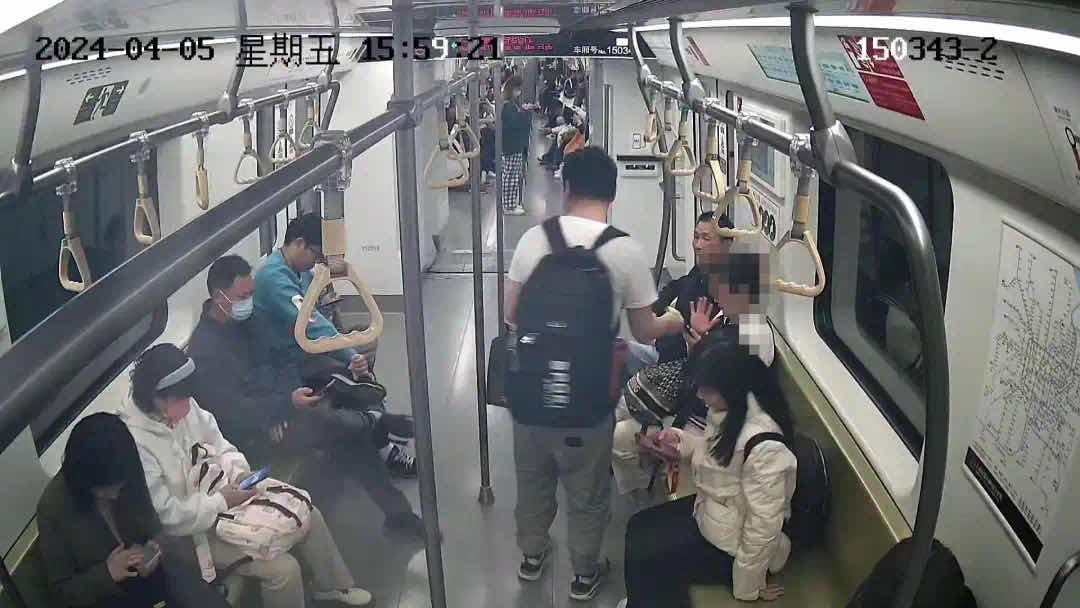 裴某在15号线地铁车厢
