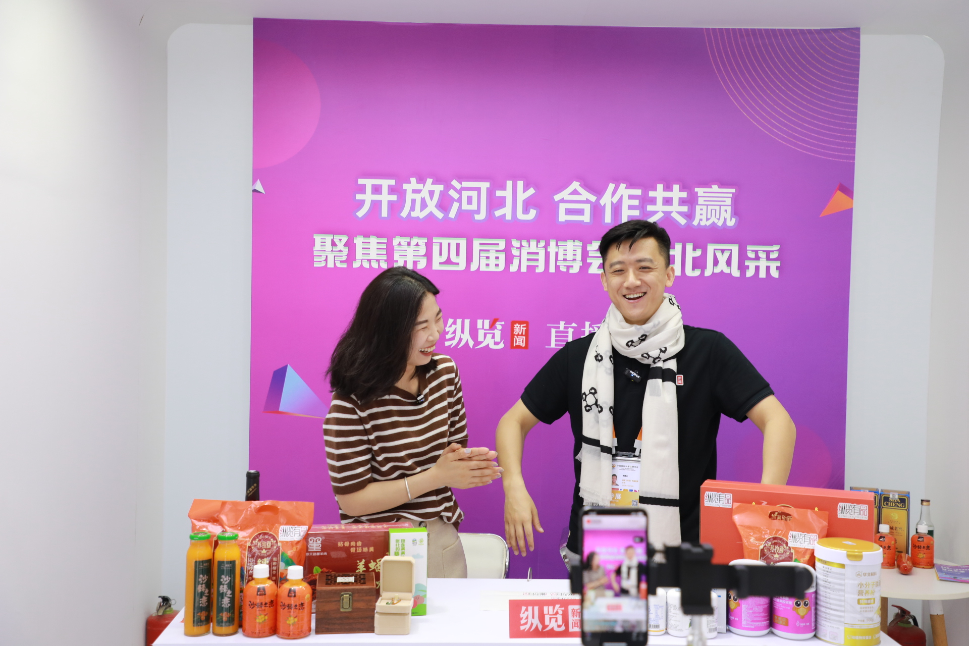 清河红太羊绒企业代表陈文娣做客纵览直播间为网友介绍羊绒围巾.