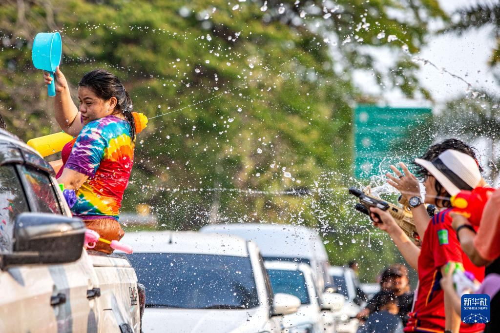 新华社记者 王腾 摄4月13日,在泰国大城府,人们与大象泼水庆祝宋干节.