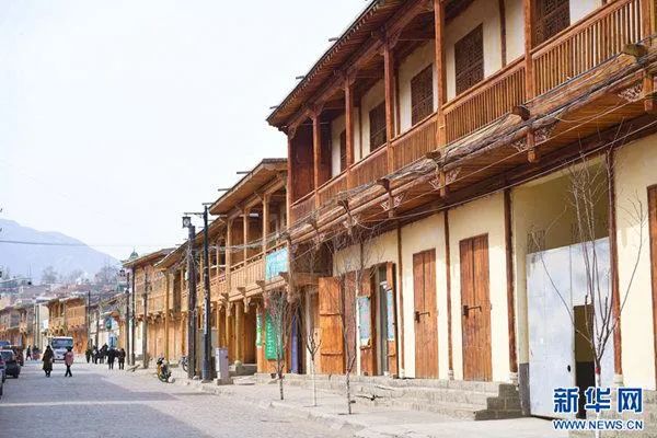 黄南州同仁县隆务巷街一角,(2019年3月26日摄).  潘郴彬 摄