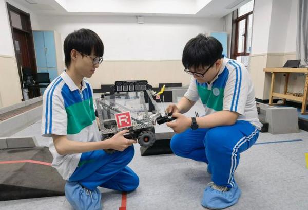 天津市汇文中学学生正在机甲大师课堂上.(受访单位供图)