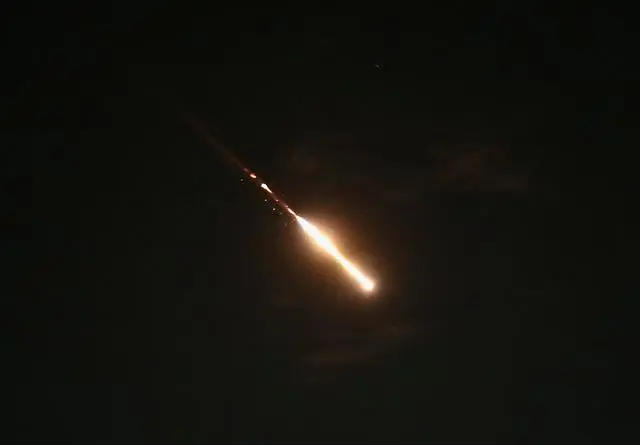 ▲4月14日凌晨在耶路撒冷上空拍摄的以色列“铁穹”防空系统启动拦截的画面