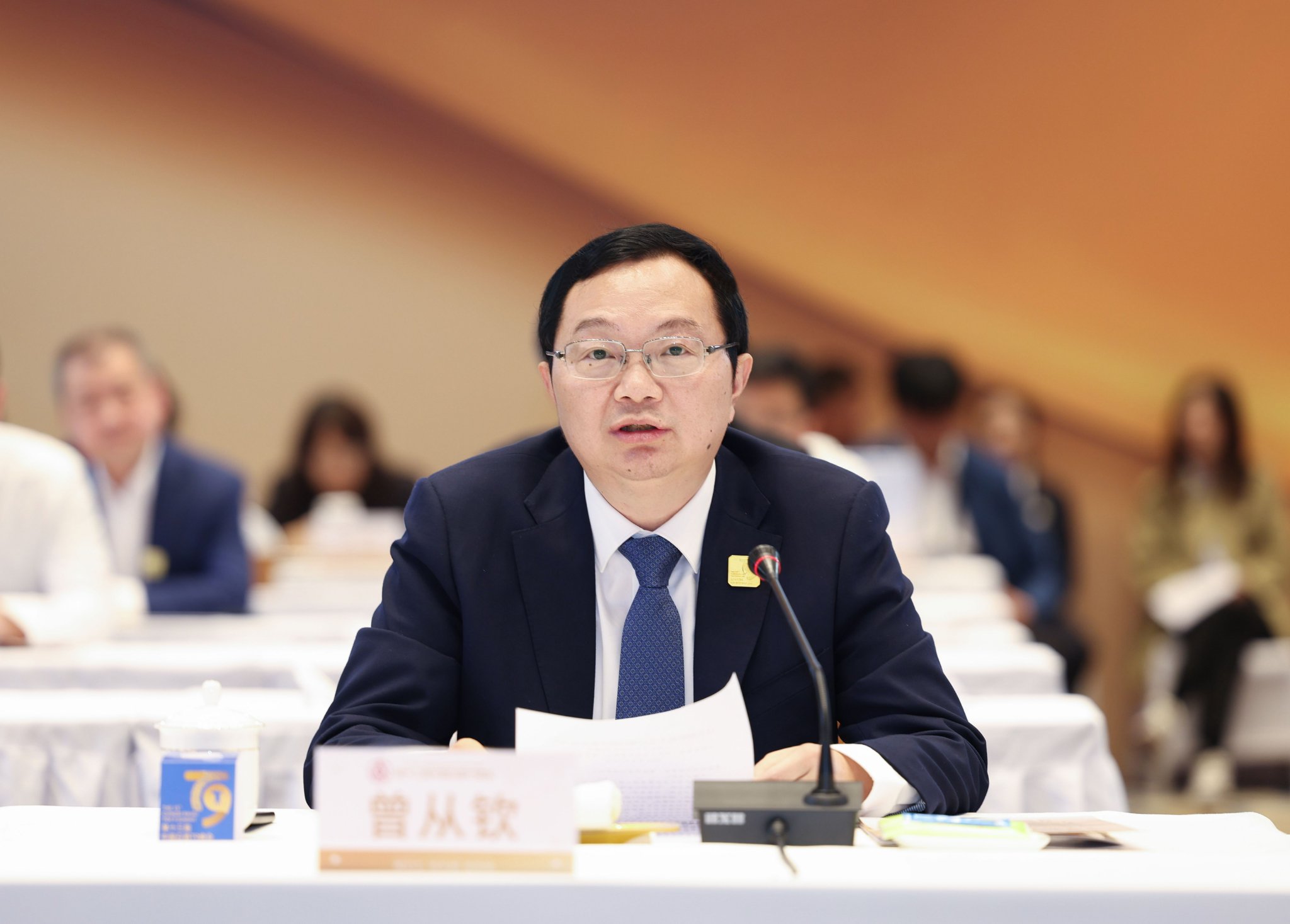 图为五粮液集团(股份)公司党委书记,董事长曾从钦在会上发言