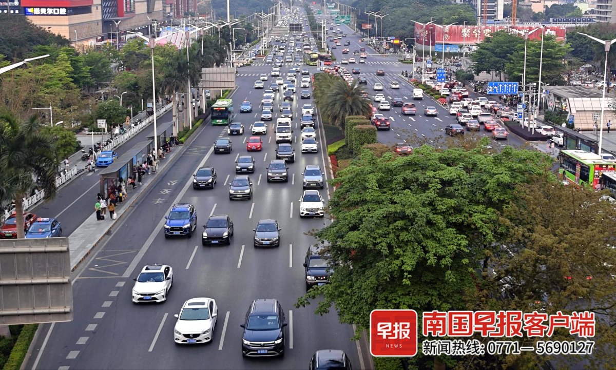 4月14日下午6时许,南宁民族大道上,返程车辆平稳有序通行.