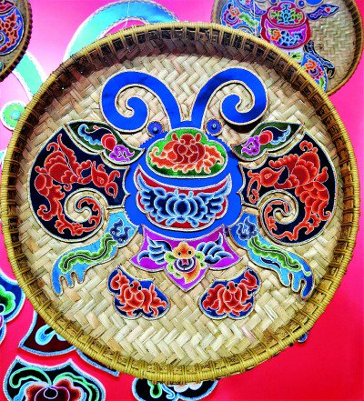 苗绣装置作品《蝴蝶妈妈簸箕》&nbsp;李韵摄/光明图片