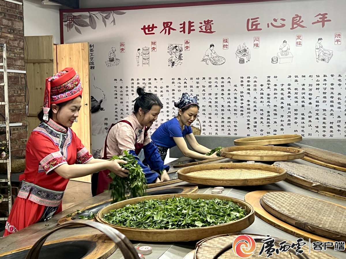 采风团一行体验炒茶.记者 黄婷婷 摄