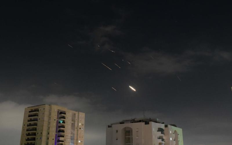 ▲伊朗袭击以色列，这是在以色列特拉维夫上空拍摄的以色列防空系统启动拦截的画面。图/新华社