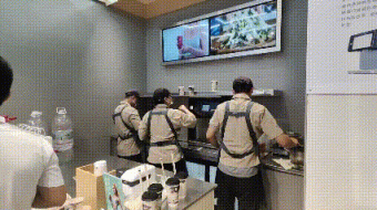 喜茶展出的智能分体式出茶机。记者 陈溯 摄