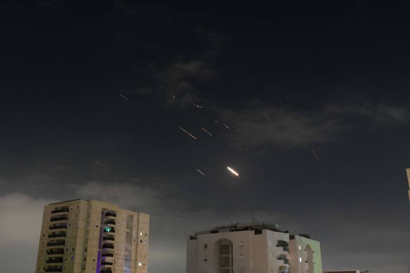 4月14日凌晨在以色列特拉维夫上空拍摄的以色列防空系统启动拦截的画面。新华社发