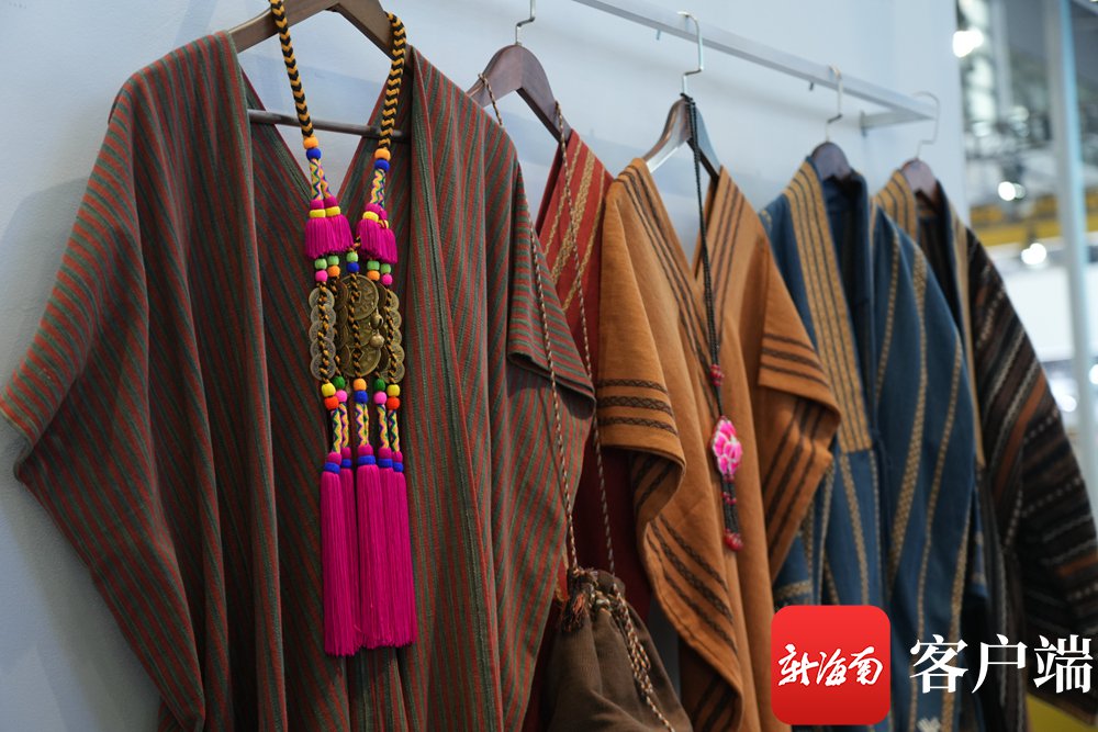 海南国货潮品馆中的黎锦服装.记者 吴兴财 摄