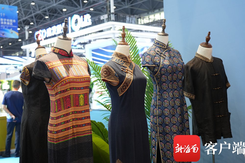 腰包,玩偶,服饰……海南师范大学美术学院带来的文创产品,吸收了黎锦