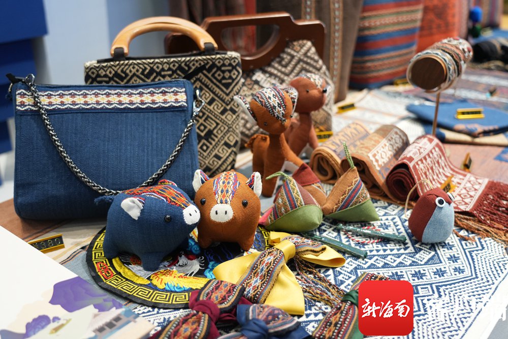 海南国货潮品馆中的黎锦工艺品.记者 吴兴财 摄