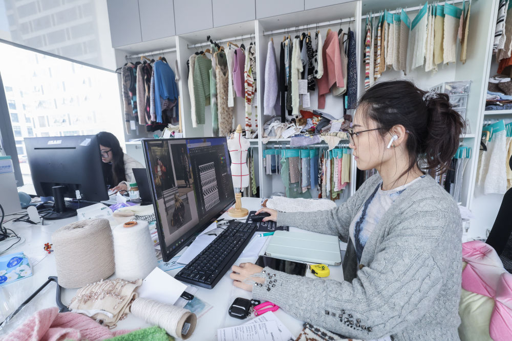 图为4月9日拍摄的浙江汇港时装有限公司的设计师正在设计新款时装。新华社记者徐昱摄