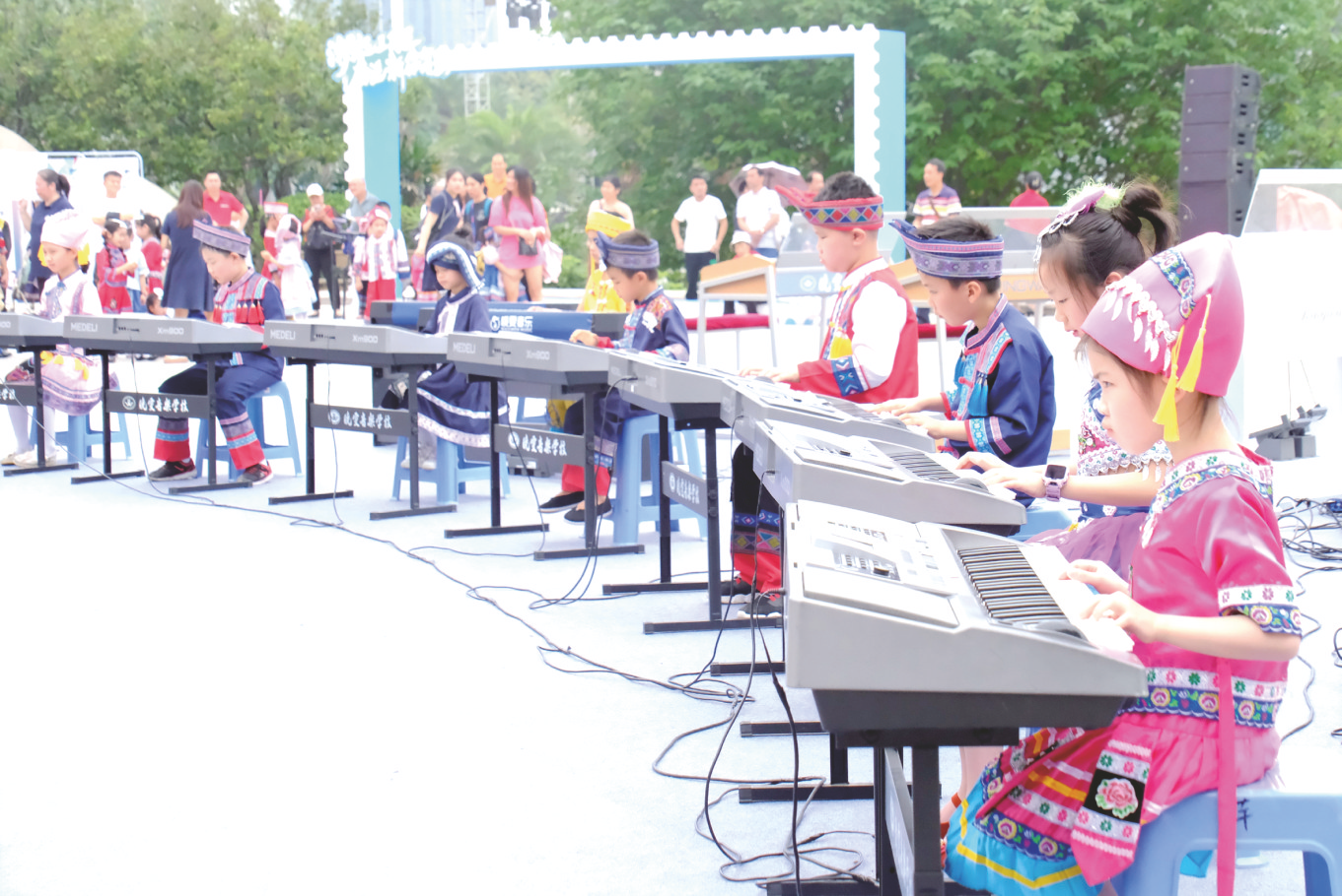     在民歌湖畔，孩子们带来动感双排键民歌汇表演    02、03版图片均为本报记者 宋延康 摄