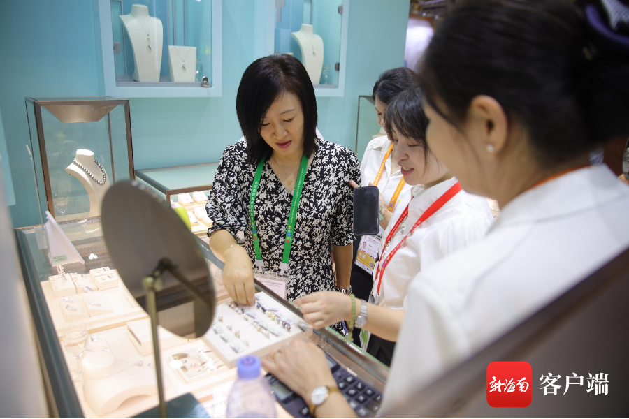 海润珍珠展区内观展者在详细了解珠宝产品。记者 王威 摄