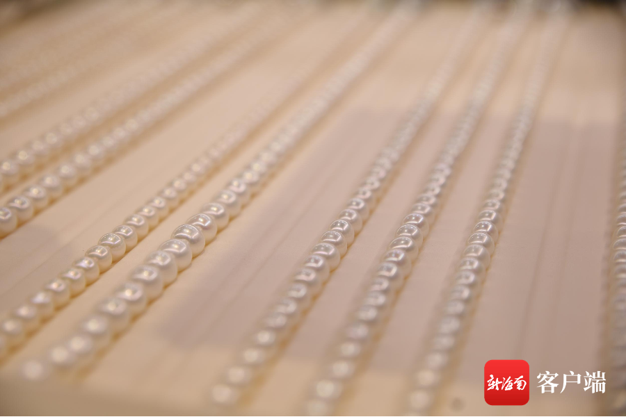 海润珍珠展出的珠宝产品。记者 王威 摄