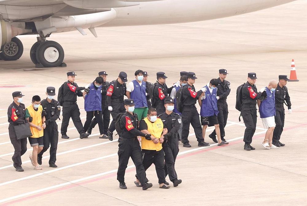 首批130名中国籍涉赌诈违法 犯罪嫌疑人从柬埔寨被押解回国