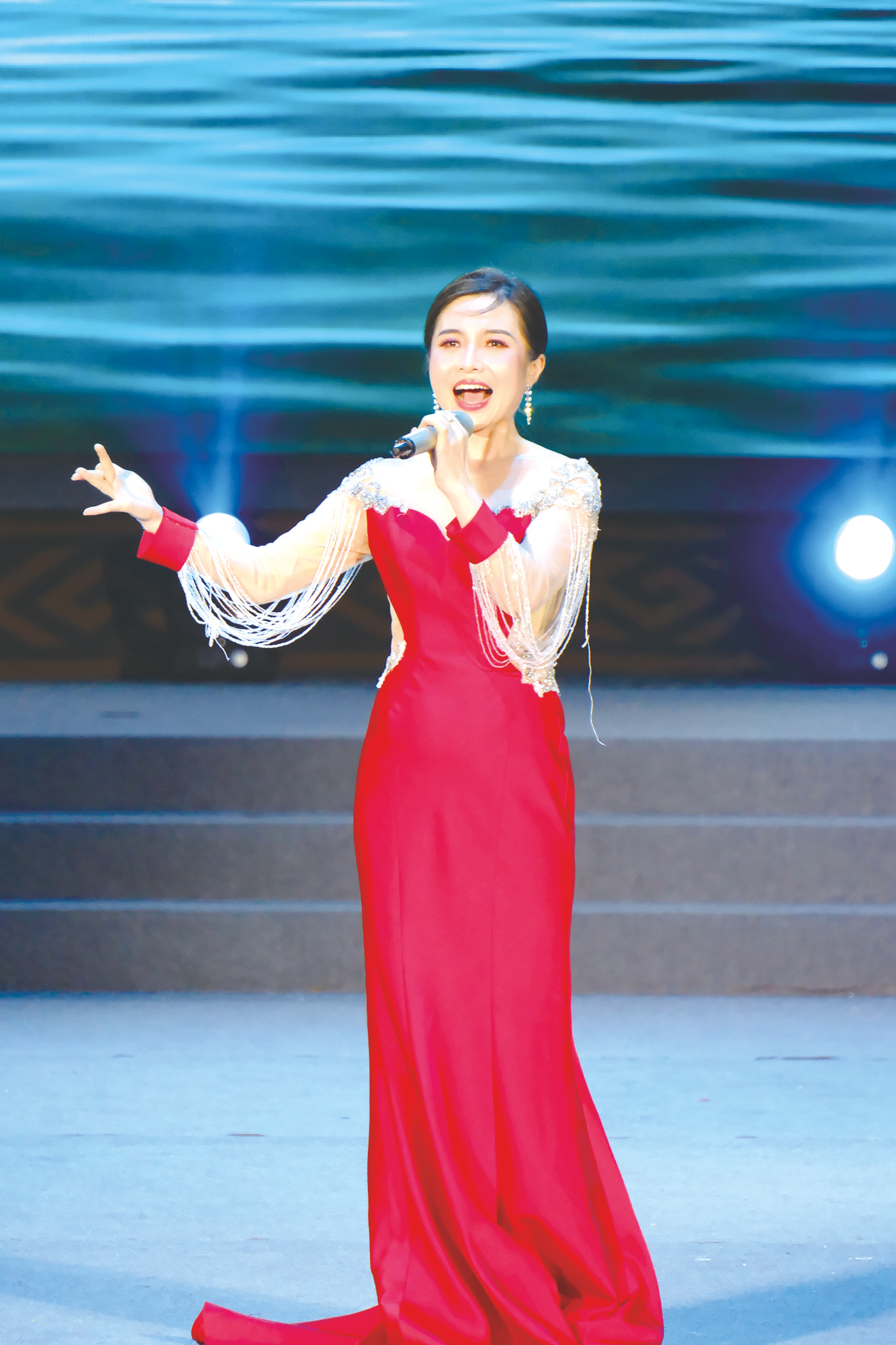 《尼呀尼呀》来自哈尔滨的艺术家王丽霞老师与广西青年歌手袁泉合唱