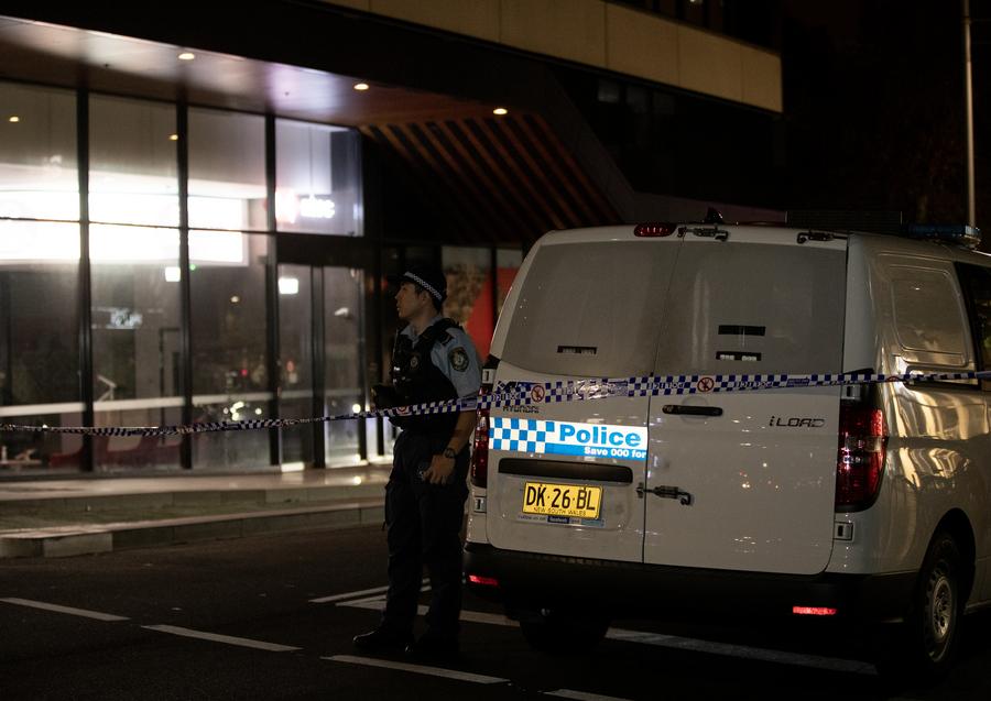 4月13日,在澳大利亚悉尼,警方封锁发生持刀袭击事件的商场及附近区域.