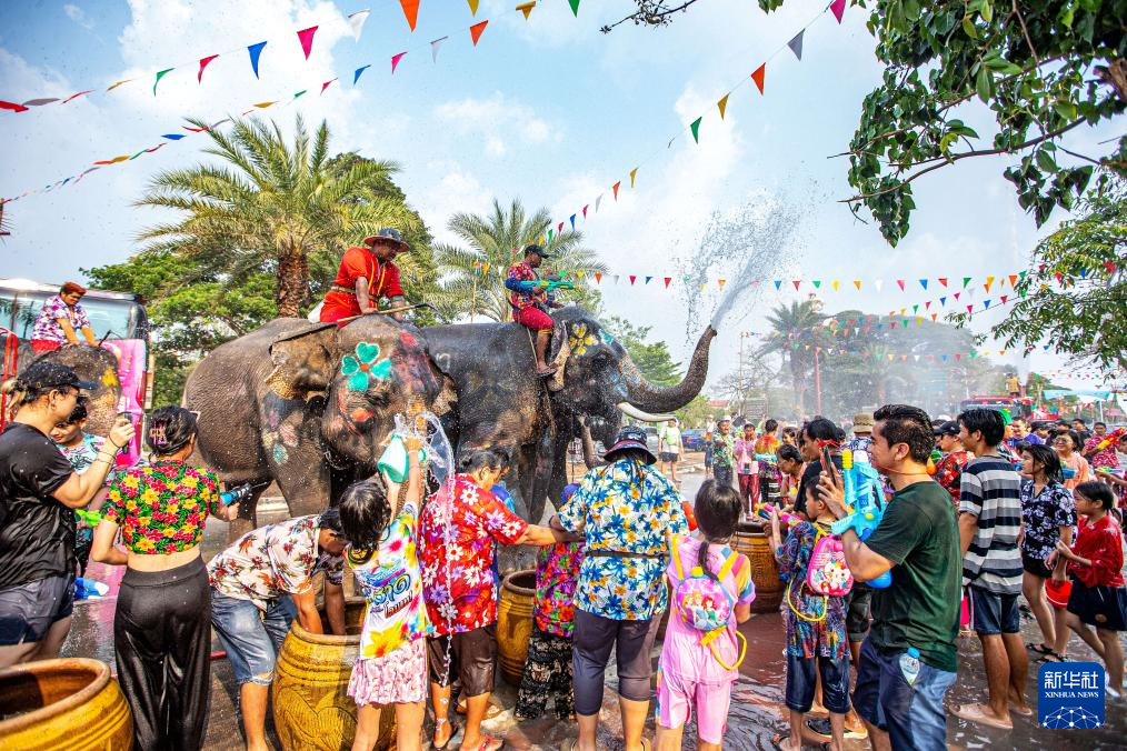 4月13日,在泰国大城府,人们与大象泼水庆祝宋干节新华社记者 王腾 摄
