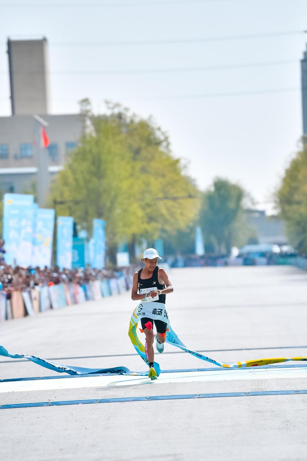 在半程马拉松项目中,武明瑶和王巧霞分别以1小时5分53秒和1小时16分12
