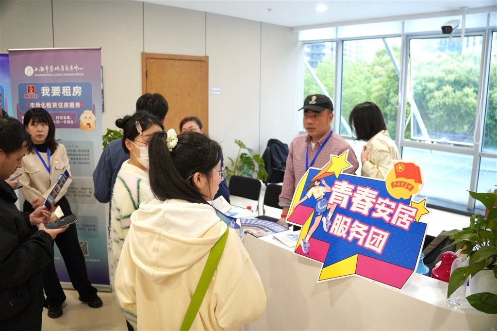 找工作的同时还能咨询租房 沪上这场招聘会助力求职者安居乐业_新浪财经_新浪网