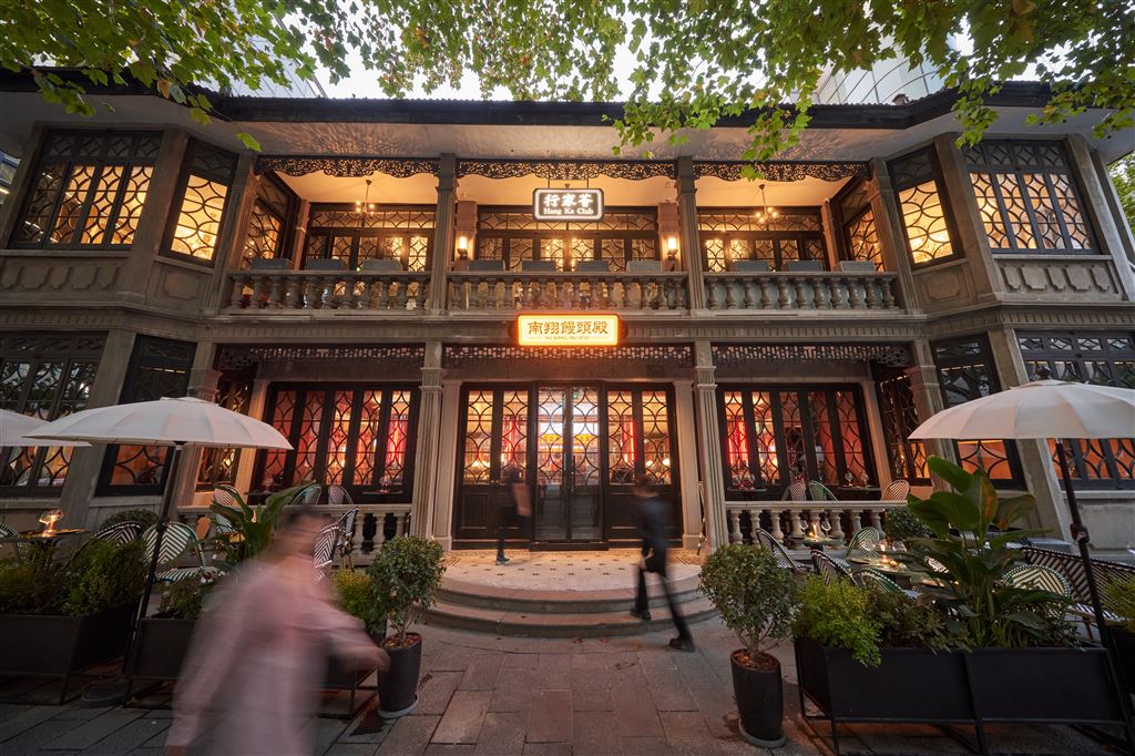 比如松鹤楼面馆,在两年多时间内于全国陆续开设了180多家连锁店,百年