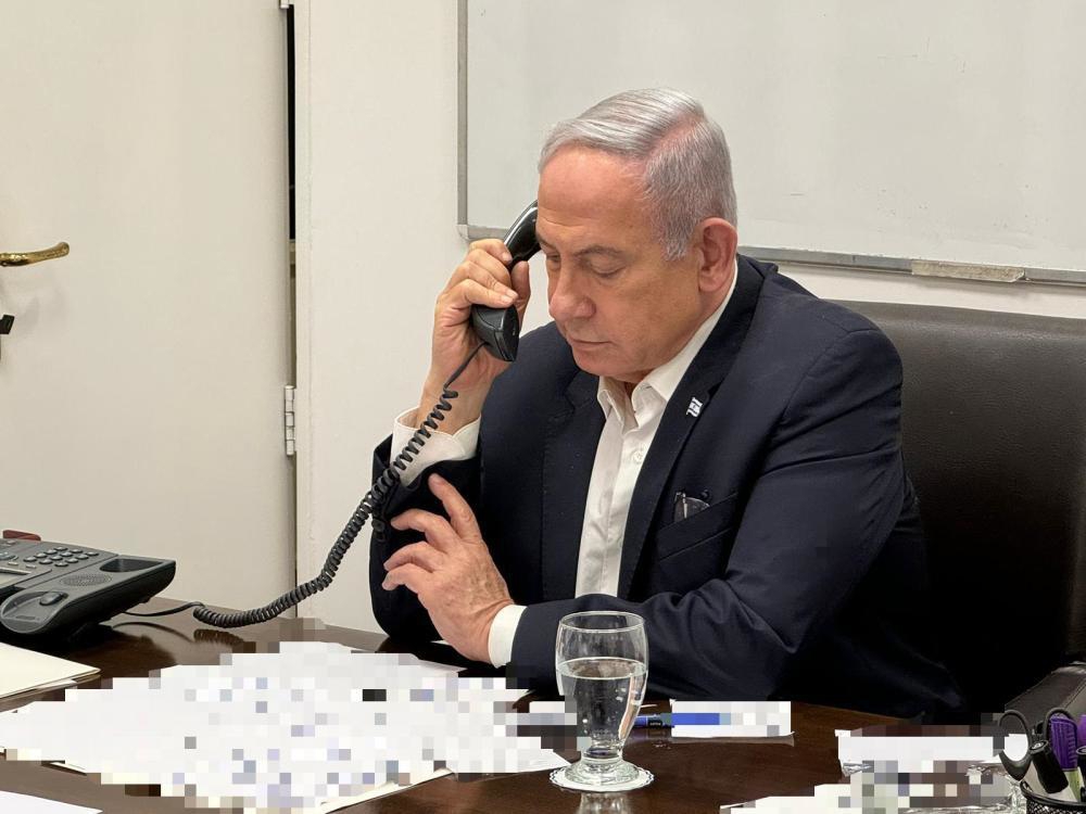 这张4月14日发布的照片显示，以色列总理内塔尼亚胡与美国总统拜登通电话。新华社发（以色列政府新闻办公室供图）