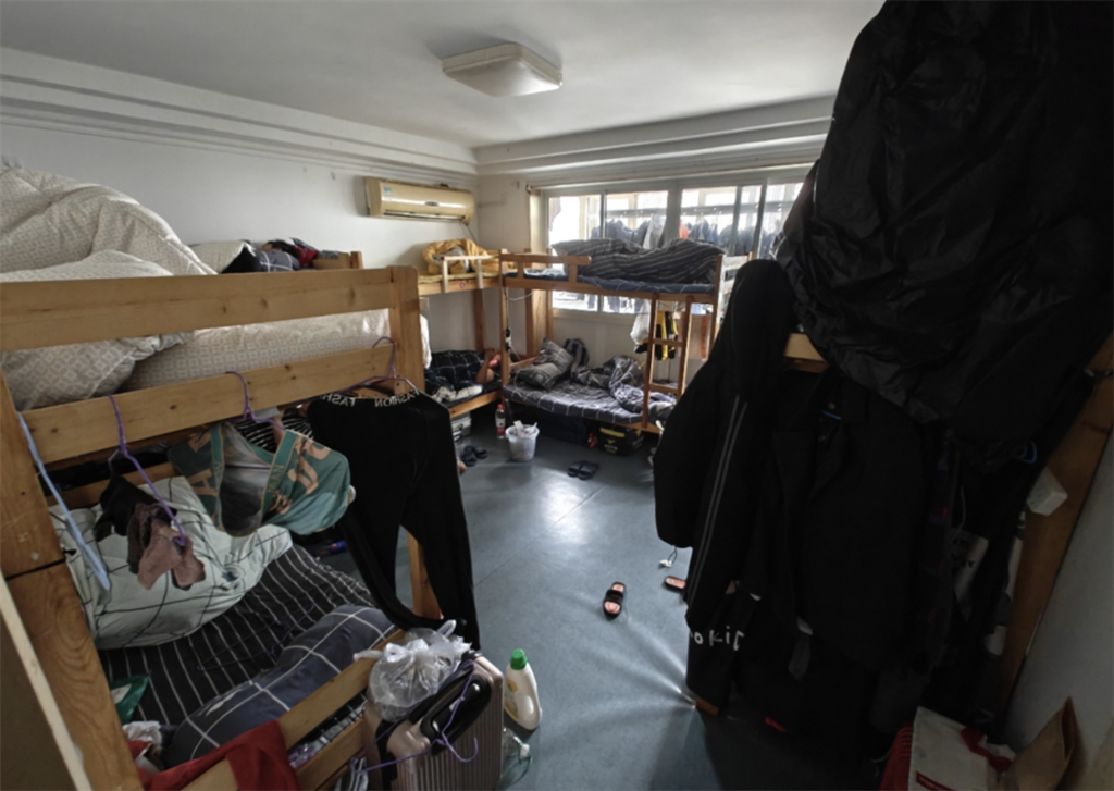 四间房里竟塞下17张高低床 ?网红"青旅"实为无证经营|网红_新浪财经_