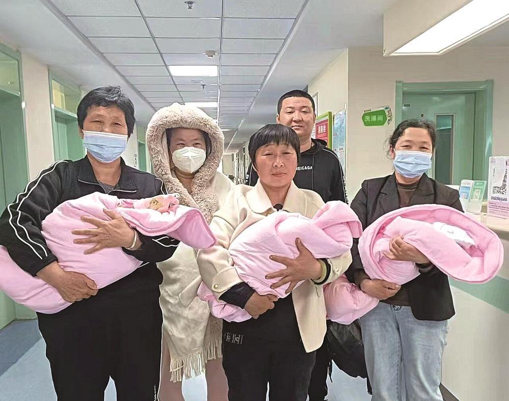 "一名怀孕八个多月的三胞胎孕妇要从外院转来,大家准备好离护士站和医