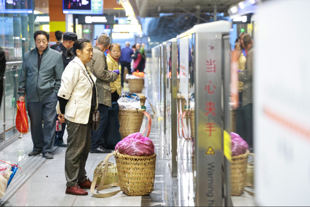 石船镇位于重庆市渝北区,距离市中心有四五十公里,地铁开通前,刘圣玉